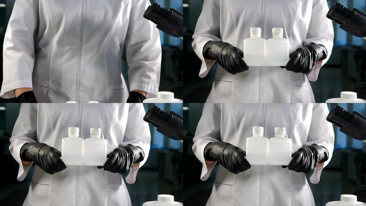 现代实验室概念。科学家在黑色手套拿着白色塑料瓶容器，背景是显微镜。复制注释空间。4 k镜头