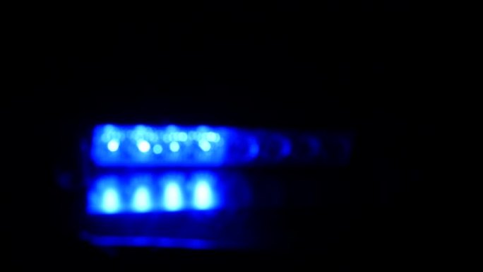 紧急红色和蓝色警笛灯闪烁射出焦点4k