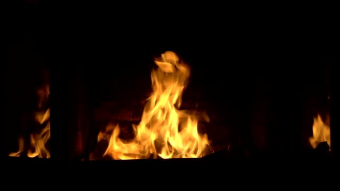明亮美丽的火在壁炉中燃烧，这反映在家庭壁炉的玻璃门上。没有人开枪。概念。特写。三联画。4K。