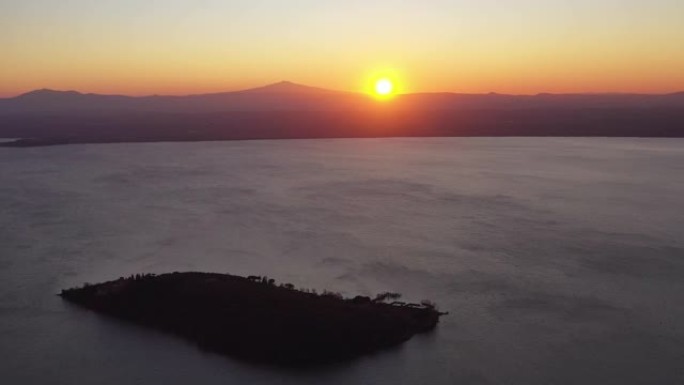 意大利卡斯蒂廖内德尔拉戈的日落湖特拉西米诺水鸟瞰图