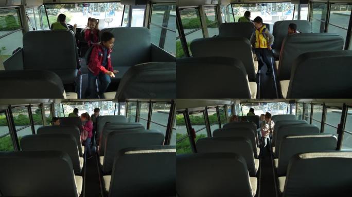 开朗的学童坐在公共汽车上