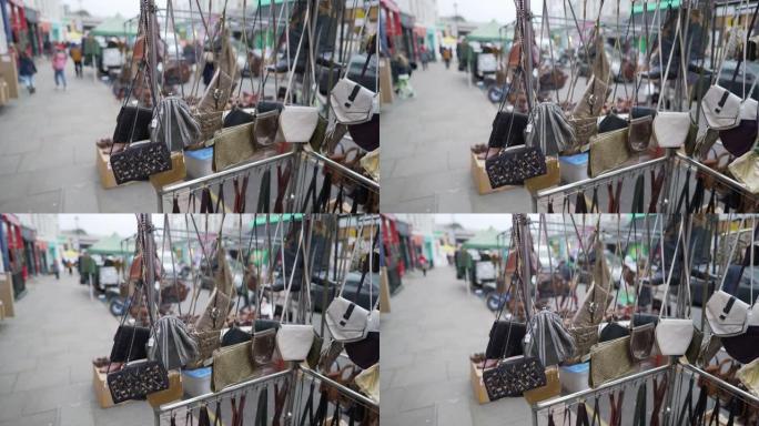 波多贝罗路市场摊位上出售的旧货包