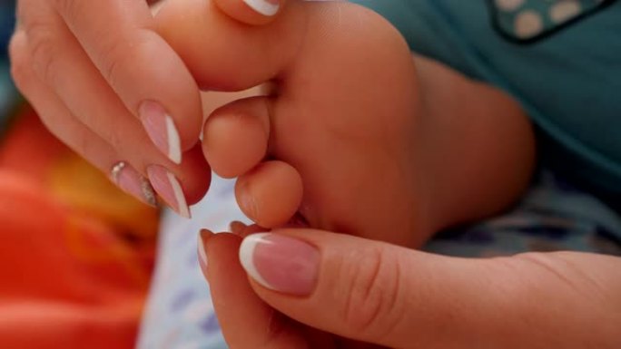 一个小男孩的脚的特写镜头，水痘的皮肤和手指上有皮疹。