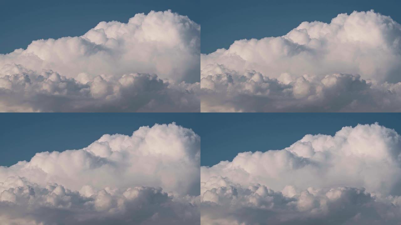美丽的体积云在蓝天和两只飞翔的鸽子