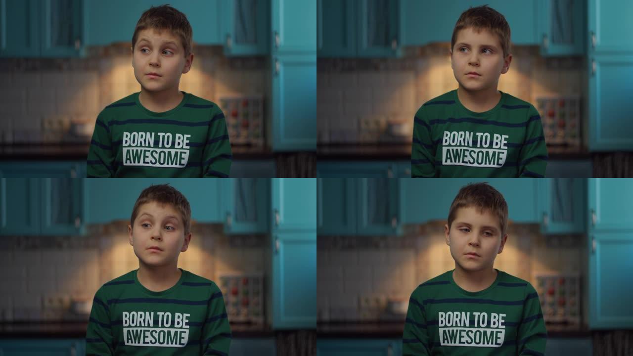 自闭症男孩用手慢动作站在厨房打手势。在家患有自闭症的快乐孩子。自闭症意识