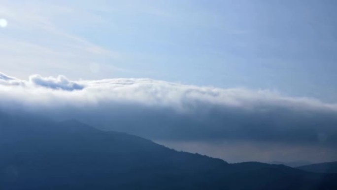 乌云从山上落下，漂浮在山谷上