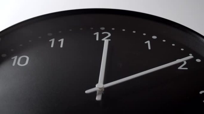 白色墙壁上的黑色钟面从10到2小时