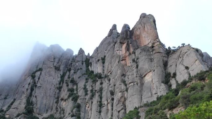 蒙特塞拉特山有雾，白天有强风