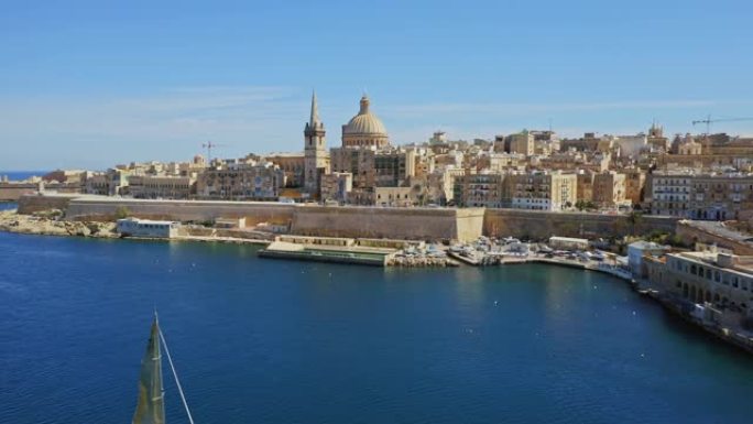 瓦莱塔市的鸟瞰图-马耳他国家的首都。大港、教堂、圆顶、海上船