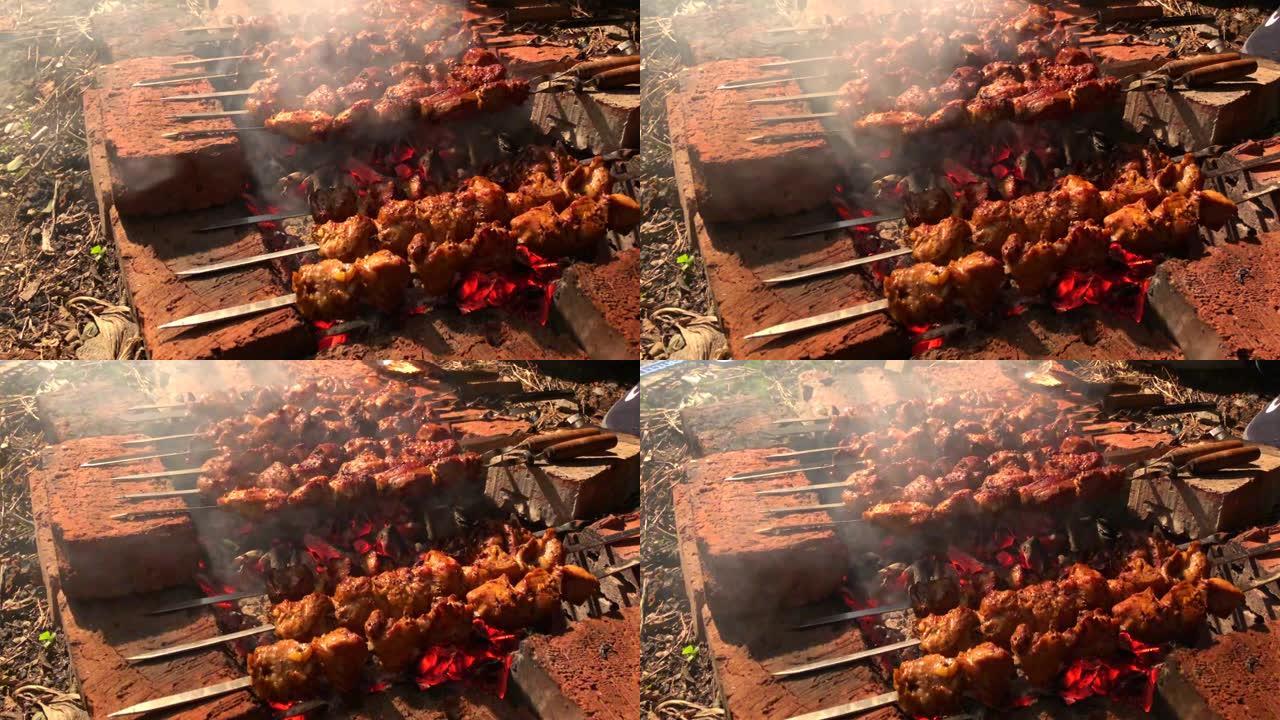 在火上烤肉。烤肉串。猪肉肉