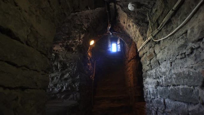 堡垒中的走廊，砖墙和拱门。4K。