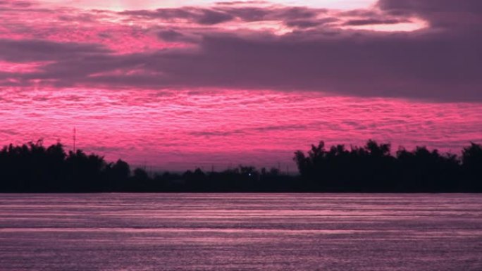 湄公河上空的紫色日出