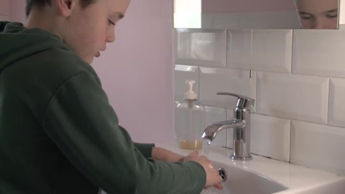 浴室里的孩子害怕冠状病毒污染洗手