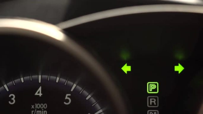 汽车转速表上的应急灯。损坏的汽车显示应急灯，以注意到其他人专注于仪表板转速表