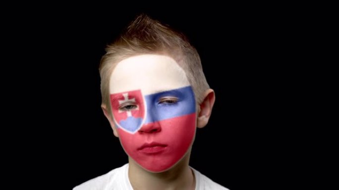 斯洛伐克足球队的悲伤球迷。脸上涂着民族色彩的孩子。