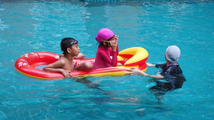 泰国CHON BURI-2019年10月20日: 暑假家庭旅游度假派对在度假村的游泳池小女孩和男孩享