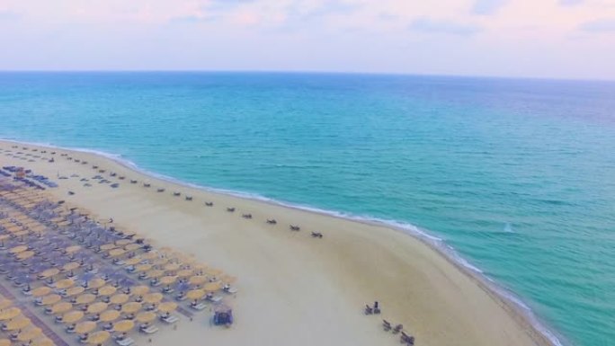 希腊金色沙滩和碧蓝大海上的撒哈拉度假海滩酒吧