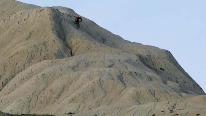 男子山地自行车在阿塞拜疆陡峭的地形上行驶。