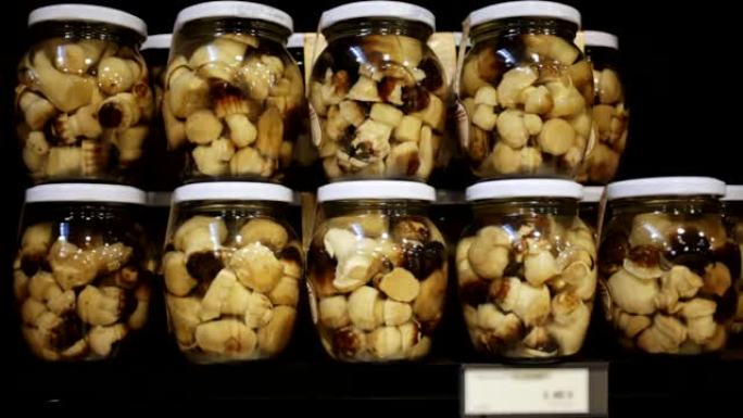 封闭的玻璃罐，在加泰罗尼亚流行腌制的年轻fredolic (tricholoma terreum蘑菇