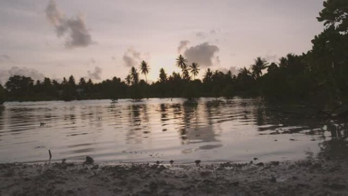 日落时泻湖涨潮。