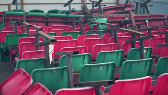 与体育场不同颜色的垃圾填埋场座位。体育场倾倒椅子。