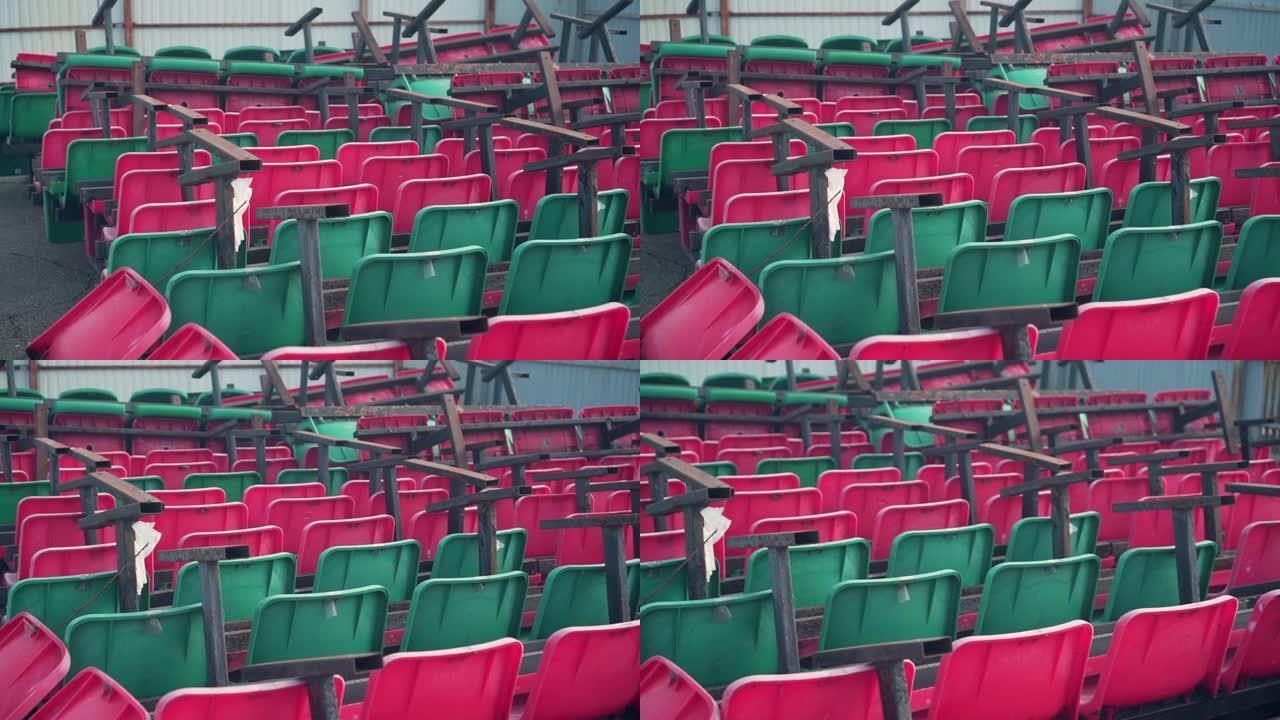 与体育场不同颜色的垃圾填埋场座位。体育场倾倒椅子。