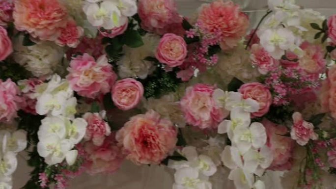 婚礼上的人造花，白色织物背景。