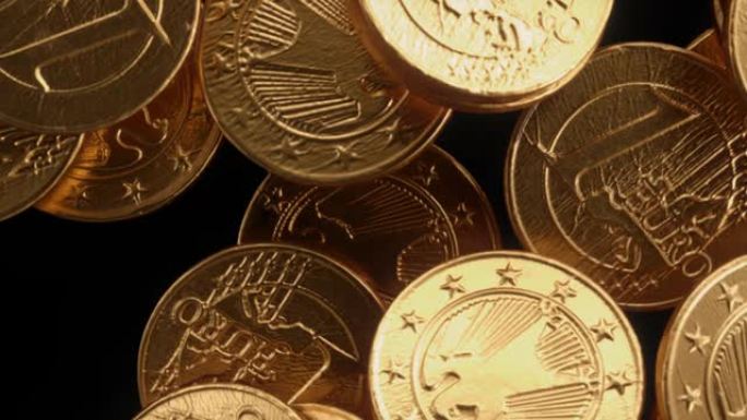 金箔包裹欧元巧克力硬币在空中