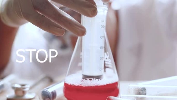在实验室工作的亚洲科学家化学研究用保持烧杯注射红色液体。Covid 19用于停止covid 19病毒