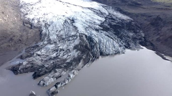 冰岛融化的Solheimajokull冰川的空中4k无人机高角度视图。气候变化，冰川融化，全球变暖概