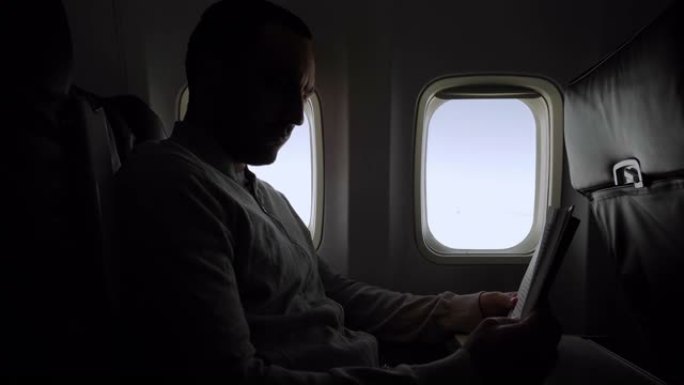 飞行中的人读书飞机看书男人商务舱