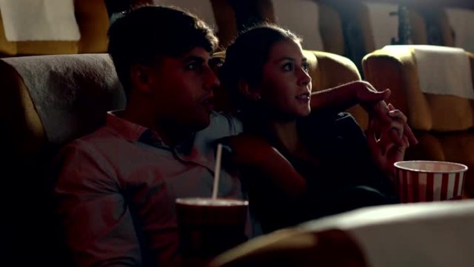 观众在电影院看电影。