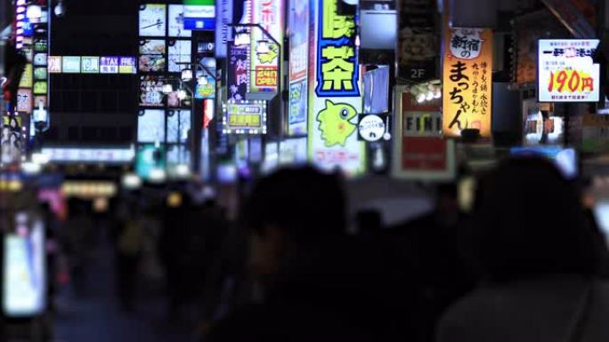 晚上在新宿东京下雨天在十字路口散步的人