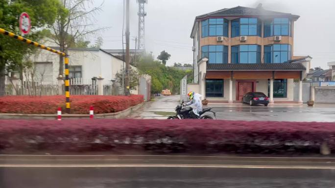 雨中骑摩托的人