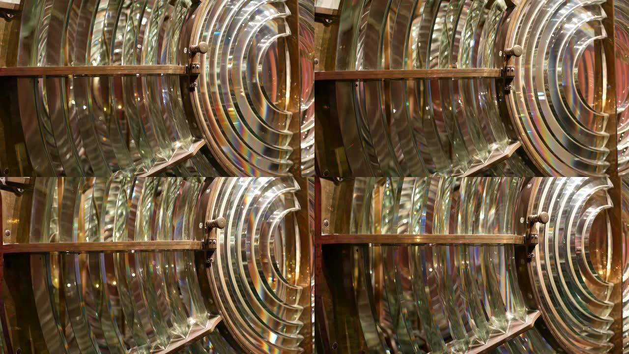 黄铜结构菲涅耳透镜，航海灯塔塔。彩虹光谱玻璃灯笼的细节。灯和透镜系统，用作导航辅助设备。旧海上探照灯