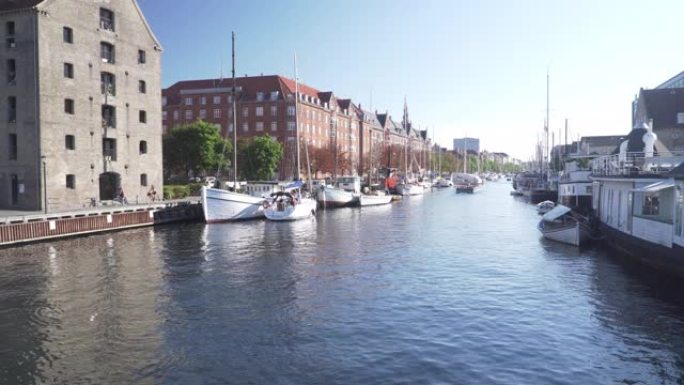 丹麦哥本哈根新港市运河沿岸的帆船