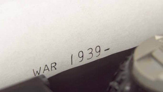 在旧的机械打字机上打字战争1939-1945黑色墨水。