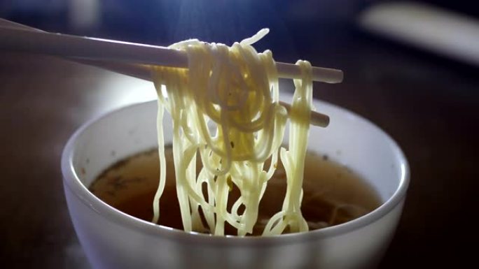 中国筷子上方便面黄色拉面的特写
