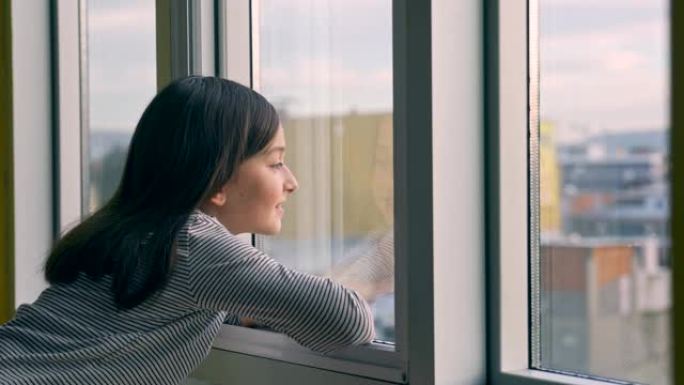 孩子看着窗外外国女孩特写实拍