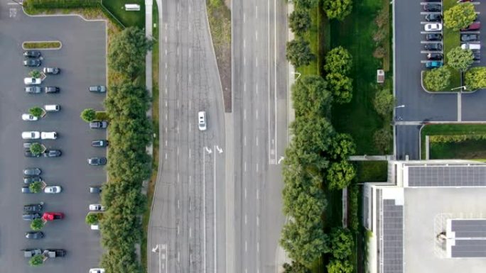 商业金融区人流量小的城市道路俯视图