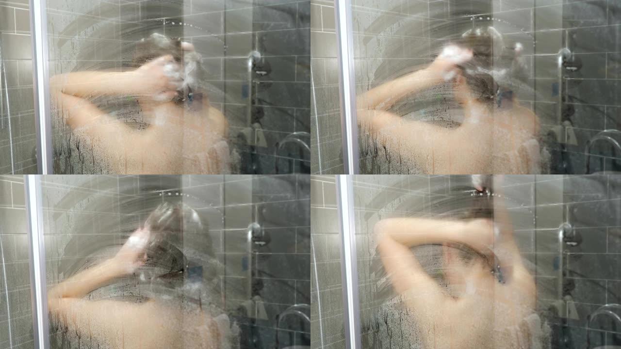 模糊裸女在玻璃后面用泡沫洗发水洗头