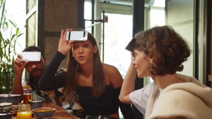 一群朋友坐在咖啡馆里，用手机玩文字游戏，女孩解释一个单词