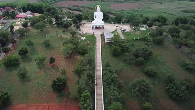 鸟瞰图上的白色大佛位于泰国清莱省北部清盛区Wiang Kaew村的小山上。