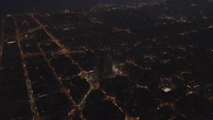空中: La Sagrada Familia晚上在美丽的巴塞罗那发光的宽镜头，西班牙 [4K]