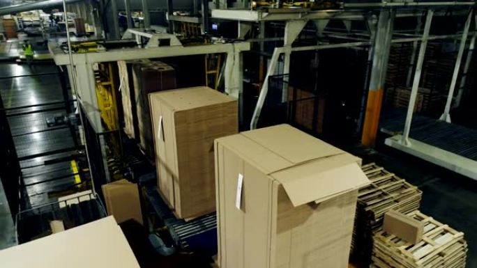 工厂车间传送带上的折叠纸板箱