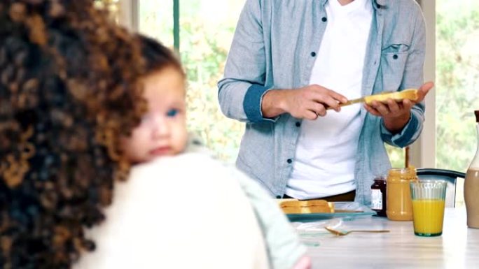 年轻人在照顾妻子的孩子时为妻子准备午餐