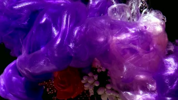 黑色背景上的红玫瑰、白花和紫色水彩墨水在水中的节日婚礼花束
