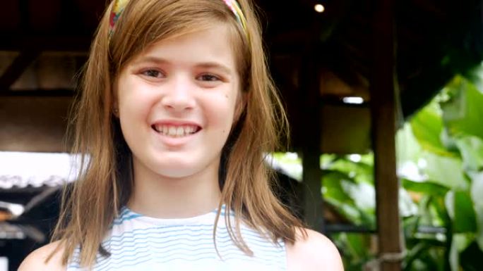 一个可爱的11-12岁女孩的肖像，头带微笑