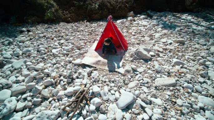 秘密天堂泳池海滩上的儿童露营-土耳其黑海海岸无人机拍摄