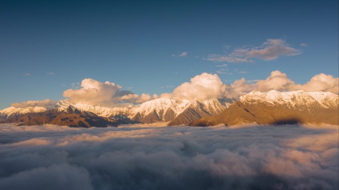 航拍贡嘎雪山日落云海